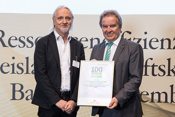 Hermann Klos, Geschäftsführer der Holzmanufaktur Rottweil GmbH und Franz Untersteller, Minister für Umwelt, Klima und Energiewirtschaft des Landes Baden-Württemberg